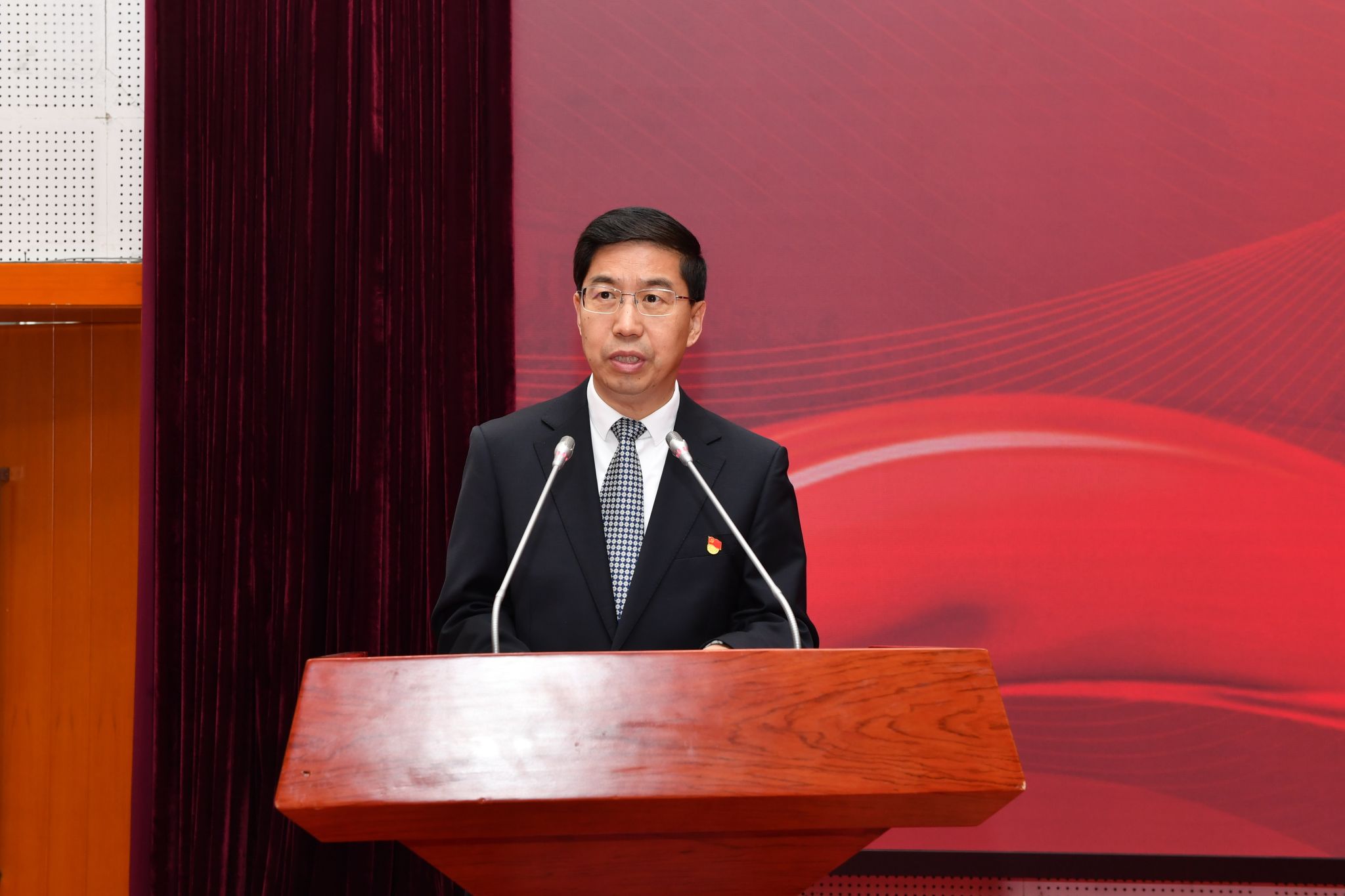 学校举行纪念五四运动106周年暨五四表彰会(图1)