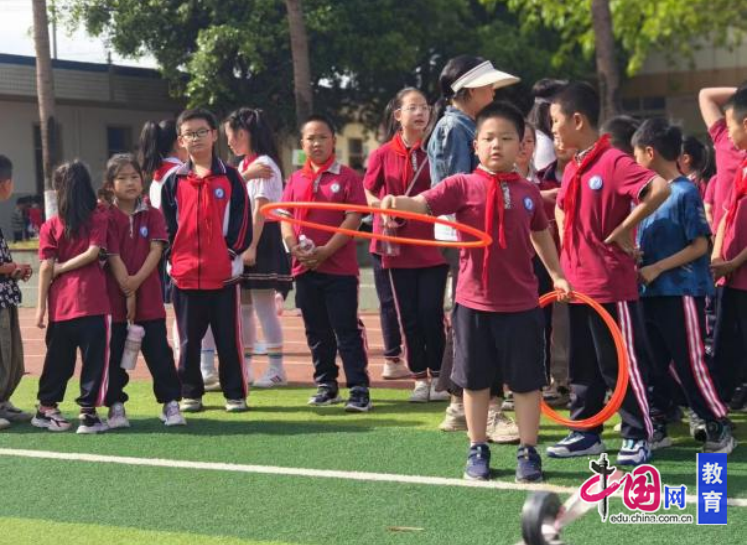 趣跃赛场世运“童”行 成都龙泉驿西平小学举行春季趣味运动会(图2)