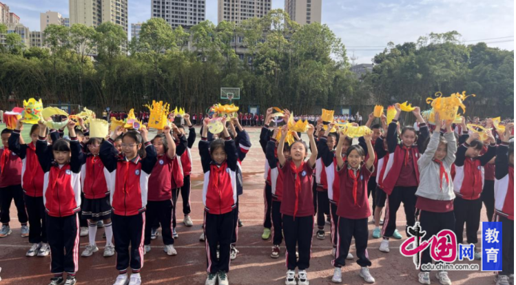 趣跃赛场世运“童”行 成都龙泉驿西平小学举行春季趣味运动会(图1)